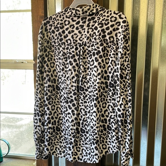 Candie's Black and White Ruched Collar Top - Picture 4 of 6